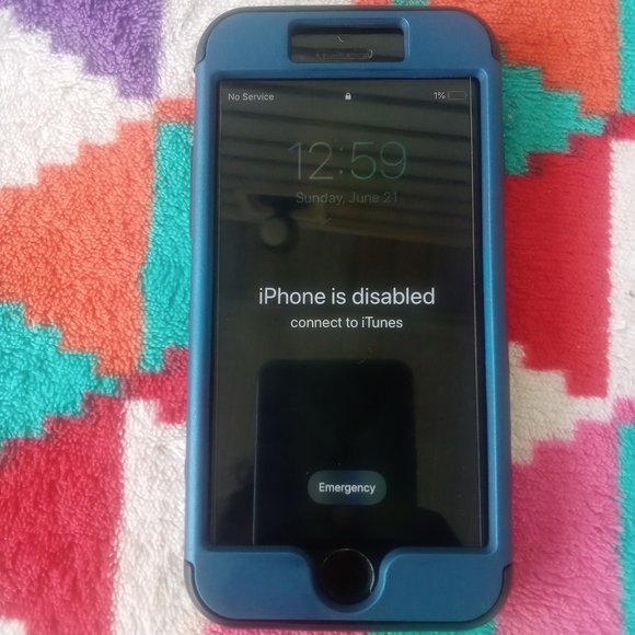 iPhone 7 model A1660 for parts only - Picture 1 of 8